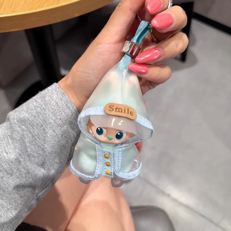 

Для мини-дождевика Labubu для младенцев 4-го поколения, милая виниловая кукла, одежда с глубоким сердцем и паролем, модный детский аксессуар