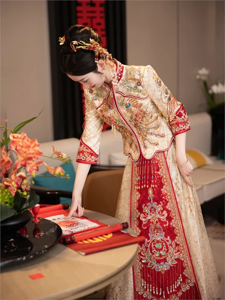 

The new champagne-colored Chinese-style wedding dress and toasting gown for brides complement white