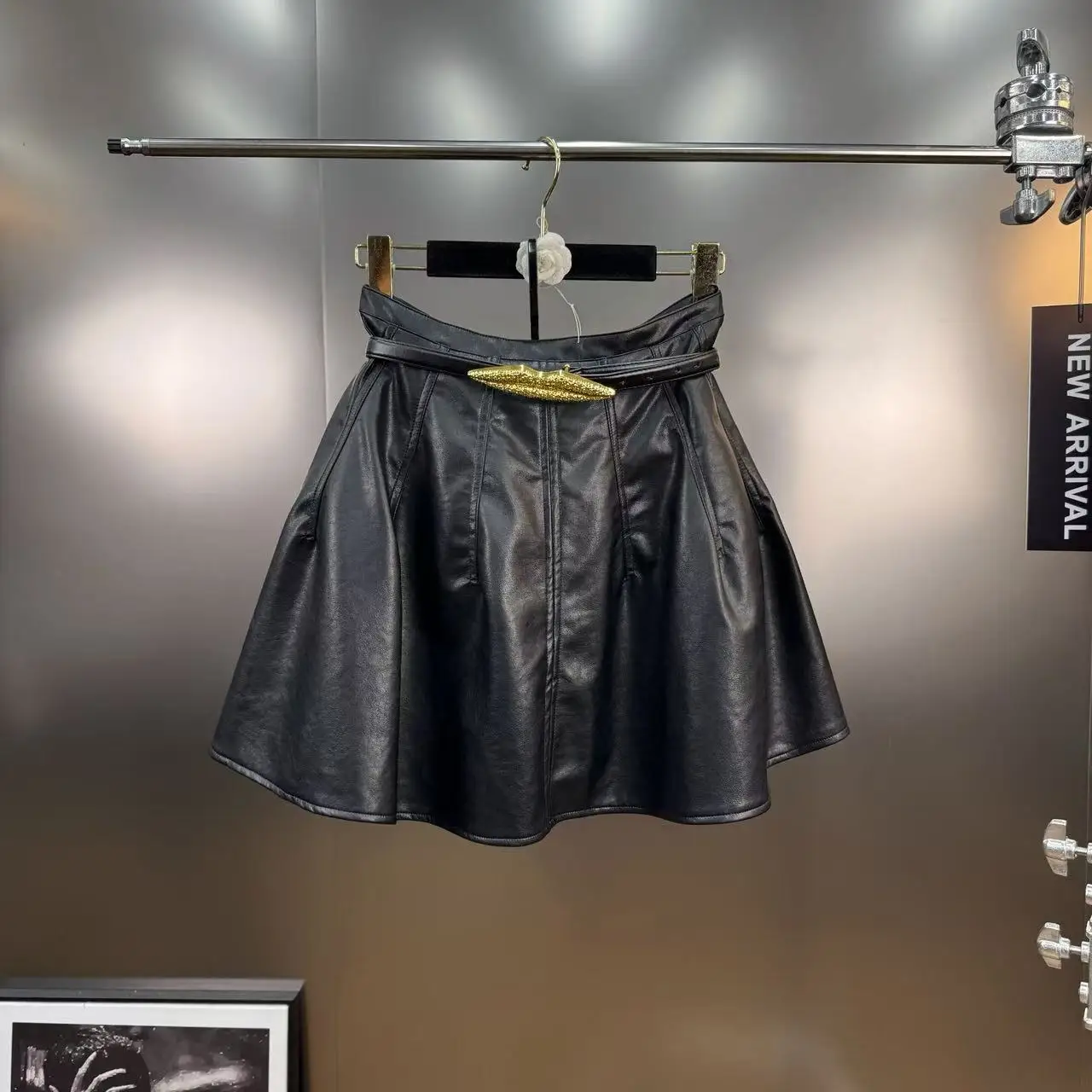 2025 الخريف حزام مزين خليط خياطة بلون منتفخ مظلة التنانير النساء أنيقة التنقل نمط بولي Leather تنورة جلدية