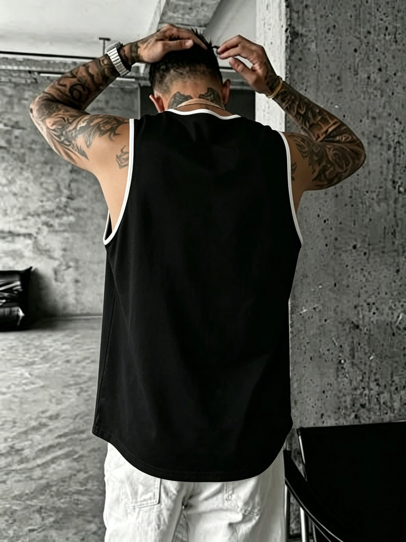 Men’s summer black-and-white contrast-trimmed crew-neck vest top; minimalist lettering print fitness sleeveless T-shirt