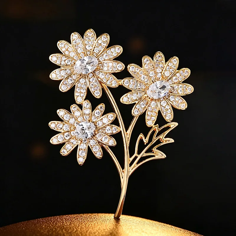 Lucky Auspicious Elegant Sparkling Zircon Openwork Three Daisy Brooch For Women Gold Silver Tone Clothing Pin Wedding Party Gift