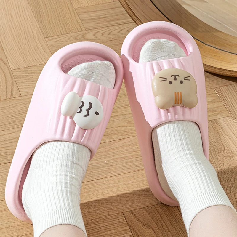 

Милые домашние тапочки с котиками и облачками из ЭВА для женщин, летние 2026, комфортные, на толстой подошве, мультяшные шлепанцы для девочек