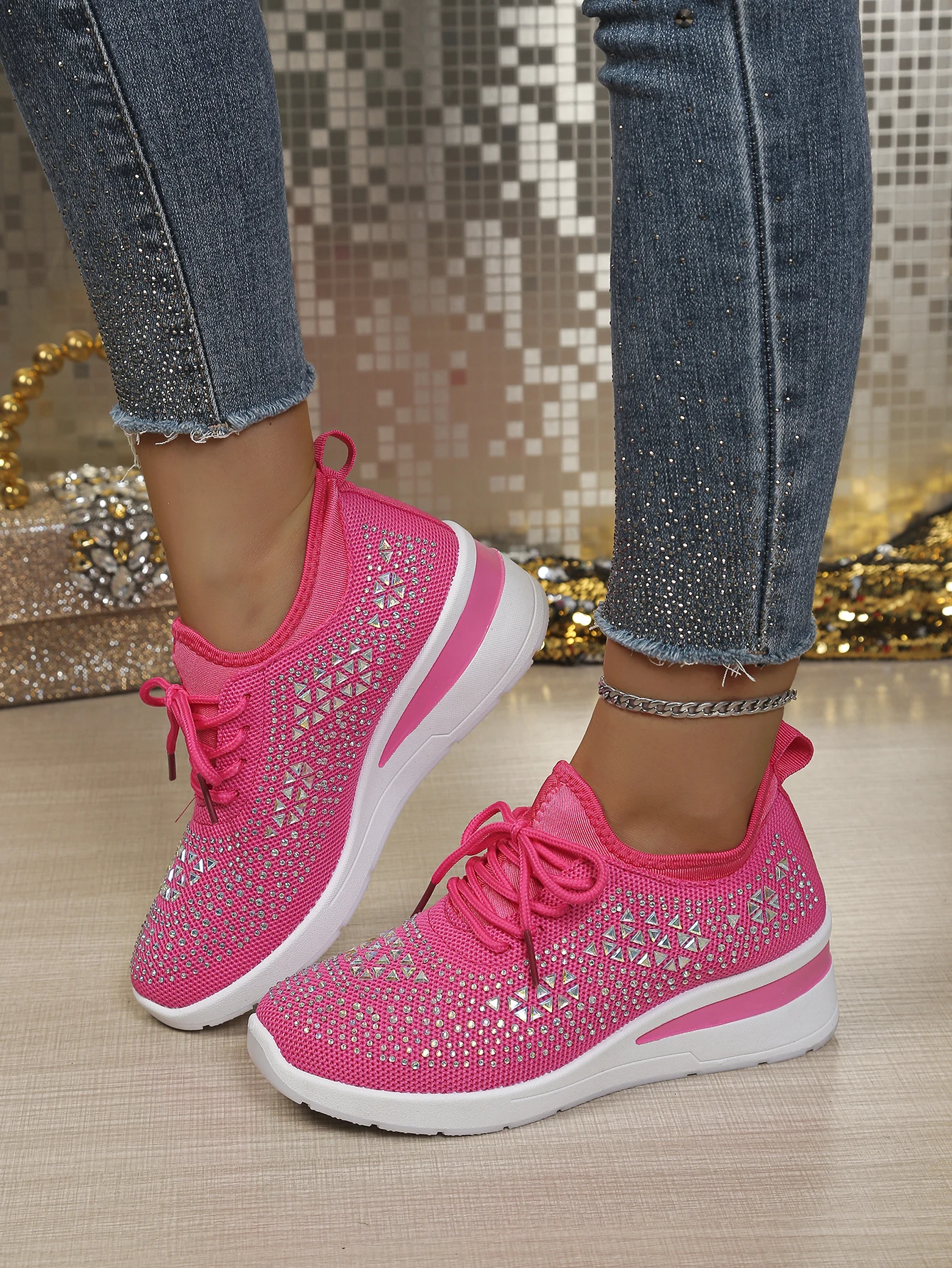 Glänzende Damenschuhe mit unsichtbaren, höhenvergrößernden und stoßdämpfenden Sohlen – die perfekte Wahl für Partys – Detail 3