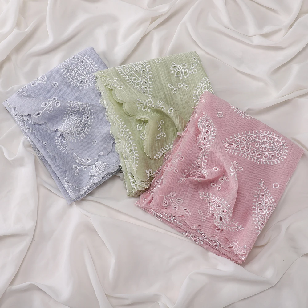 Eleganter weißer Hijab mit Paisley-Stickerei und Crinkle-Optik, Schal mit Muschelkanten-Spitze, weicher muslimischer Kopftuch, islamischer Alltagsschal – Detail 5