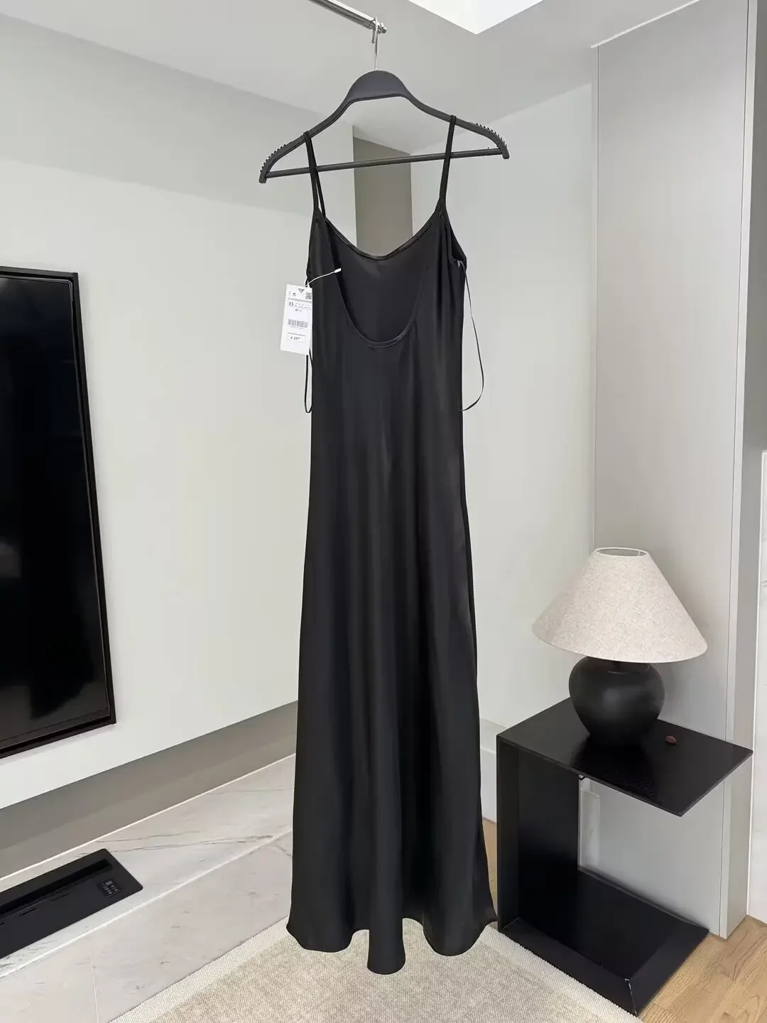 Vestido de satén con textura de temperamento de Joker para Mujer, vestido Retro con Espalda descubierta, Correa fina para el hombro, moda elegante, nuevo, 2024