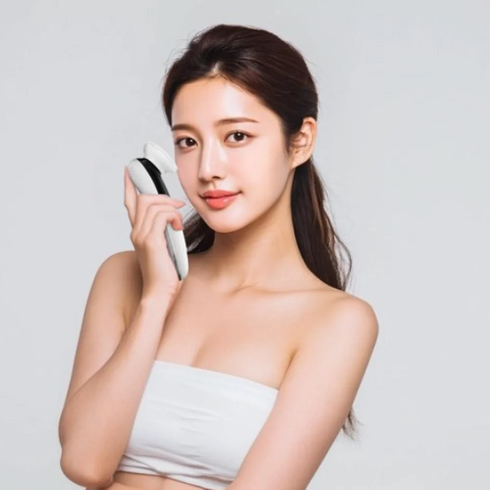 La cura del viso calda e fredda ha condotto lo strumento di bellezza per il rafforzamento della pelle del massaggio di sollevamento del viso leggero