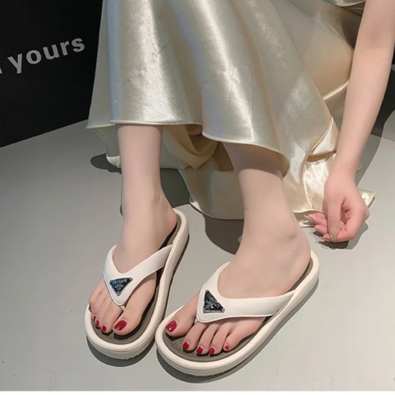 Women's Flip-flops Summer Thick Bottom Round Head Clip Toe Metal Decorative Sandals Casual Fashion Comfortable Non-slip Slippers