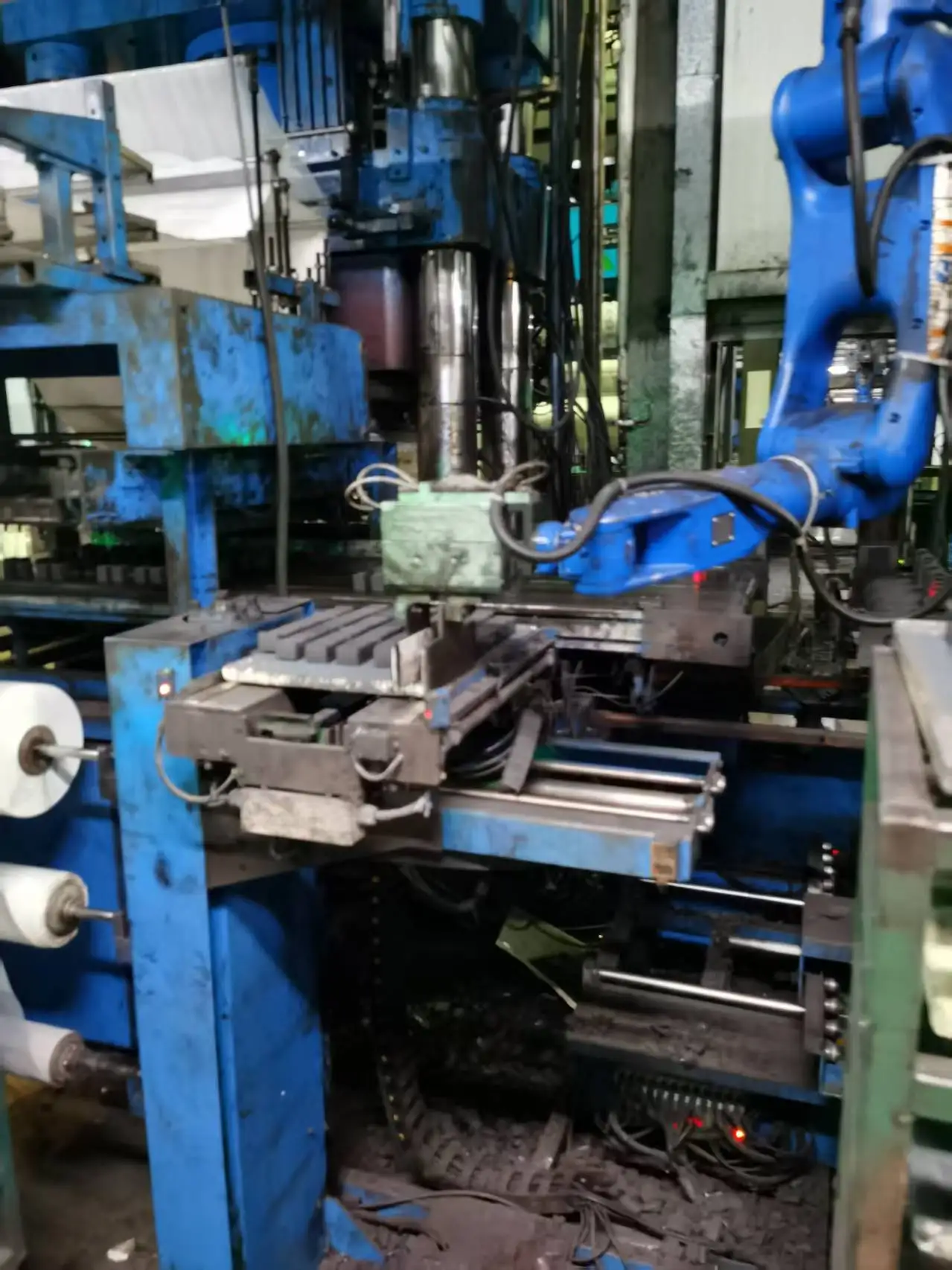 Манипулятор руки робота используется для обработки и штабелирования роботов