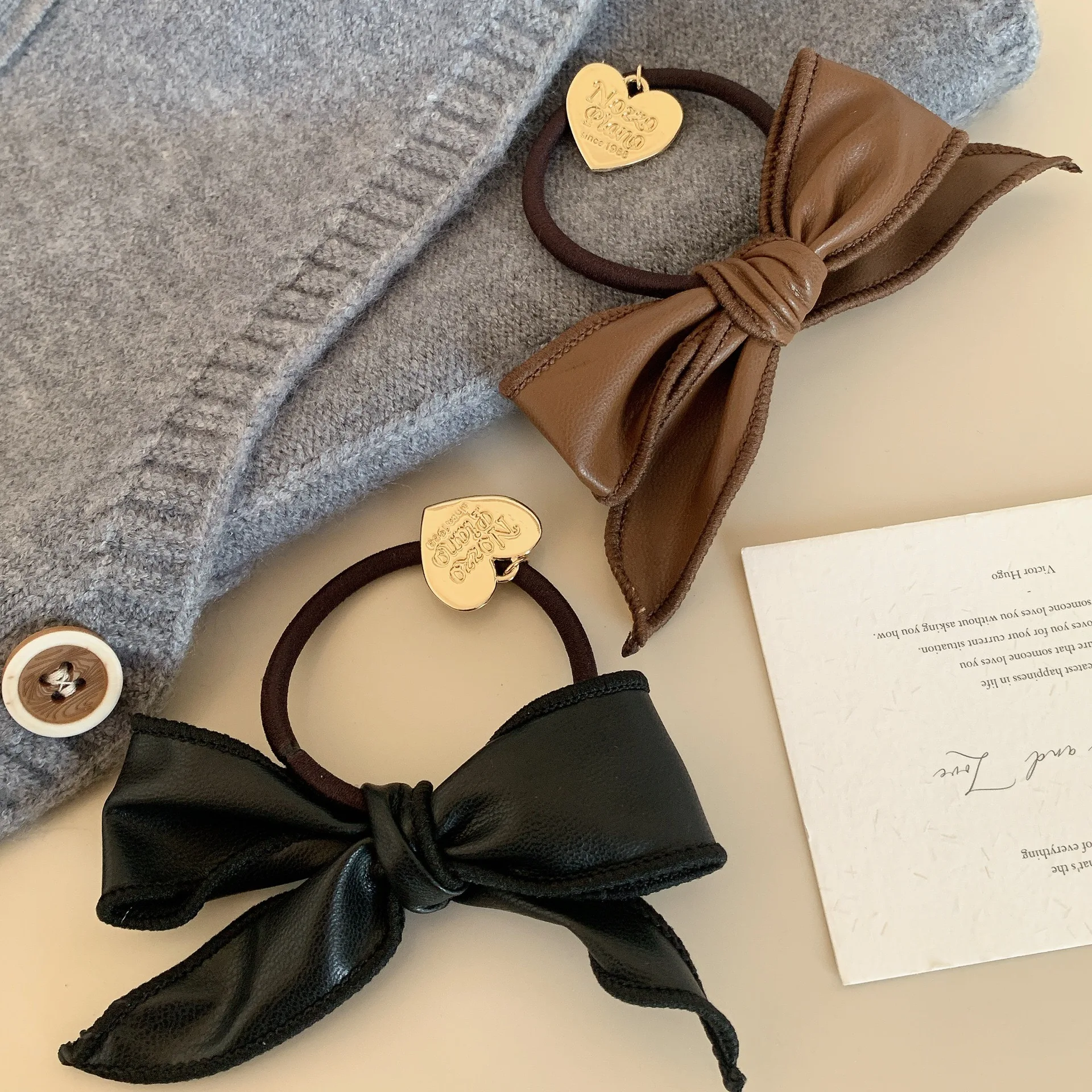 1 Stück Haargummi aus braunem Melard-Leder mit Schleife und Herz, elastisches Haarband für Pferdeschwanz, Haarschmuck