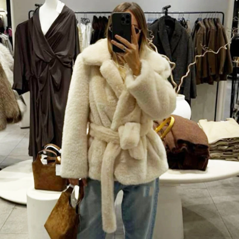 HXAO معطف منفوش باللون البيج معطف فرو نسائي لخريف وشتاء 2025 معطف شعر اصطناعي للنساء حزام مقصوص بأكمام طويلة ملابس خارجية قطيفة