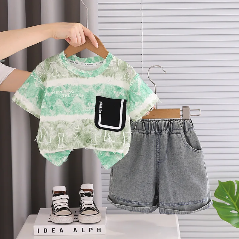 2026 Summer New Toddler Boys 2pcs Set Tie Dye Letter Print T-shirt Contrast Pocket Denim Shorts Kids Casual Trendy Outfits