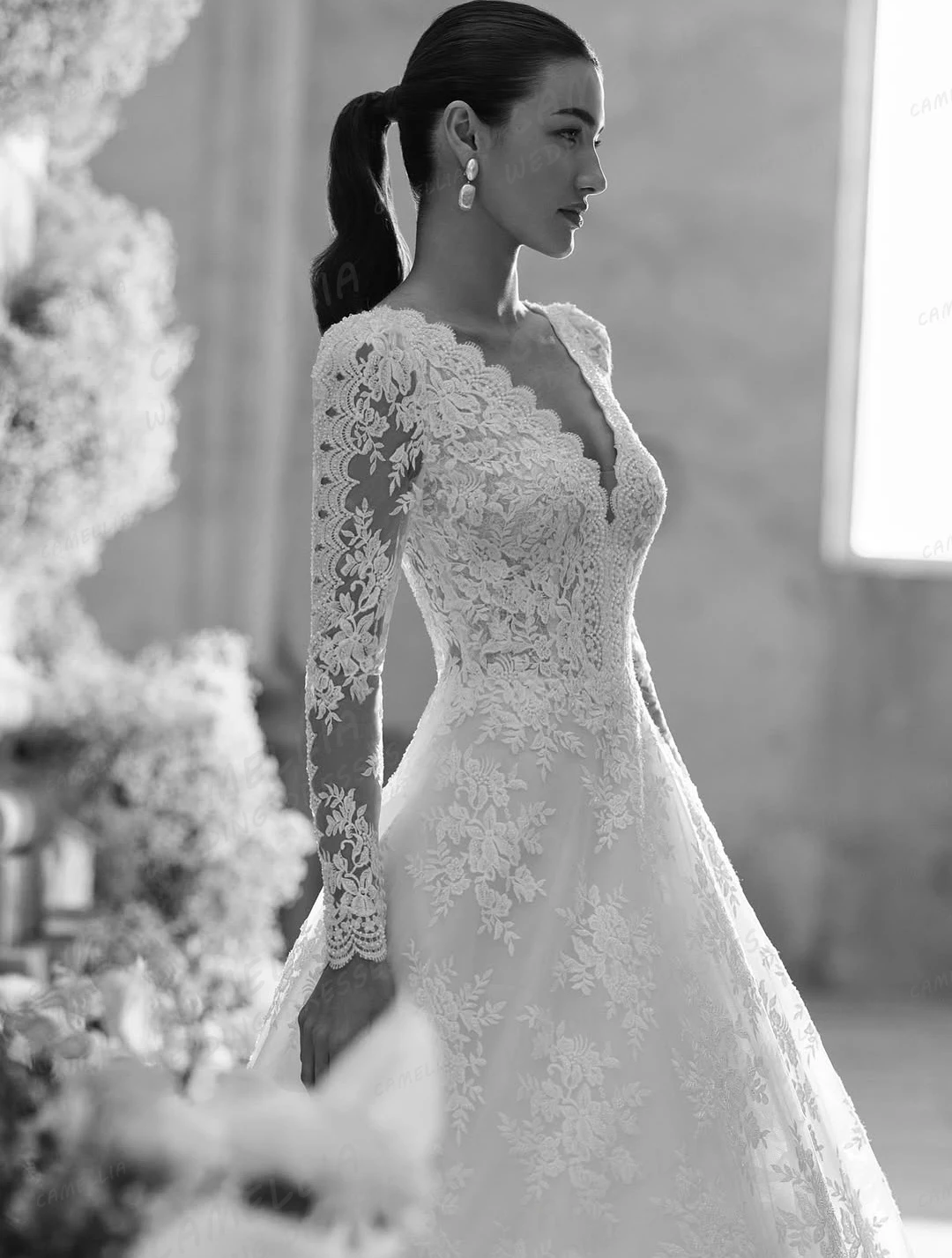 ชุดแต่งงานหรูหราปี 2026 ทรงเอไลน์สำหรับผู้หญิง ดีไซน์เซ็กซี่ประดับลูกไม้ ชุดเจ้าสาวแบบมีชายลากพื้น คอวี  แบบทางการ  สามารถสั่งตัดได้