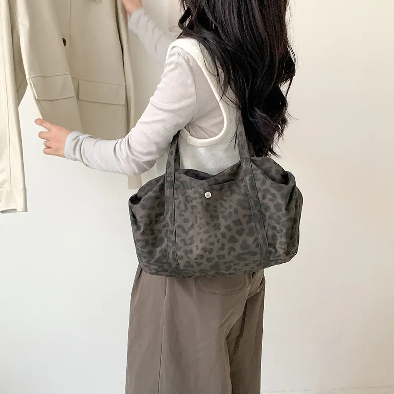 البيضاوي الرجعية المرأة حقيبة كتف موضة ليوبارد طباعة النايلون حقيبة تحت الإبط التجاعيد جولة نقطة حقيبة يد قوانغتشو حقيبة عالية الجودة