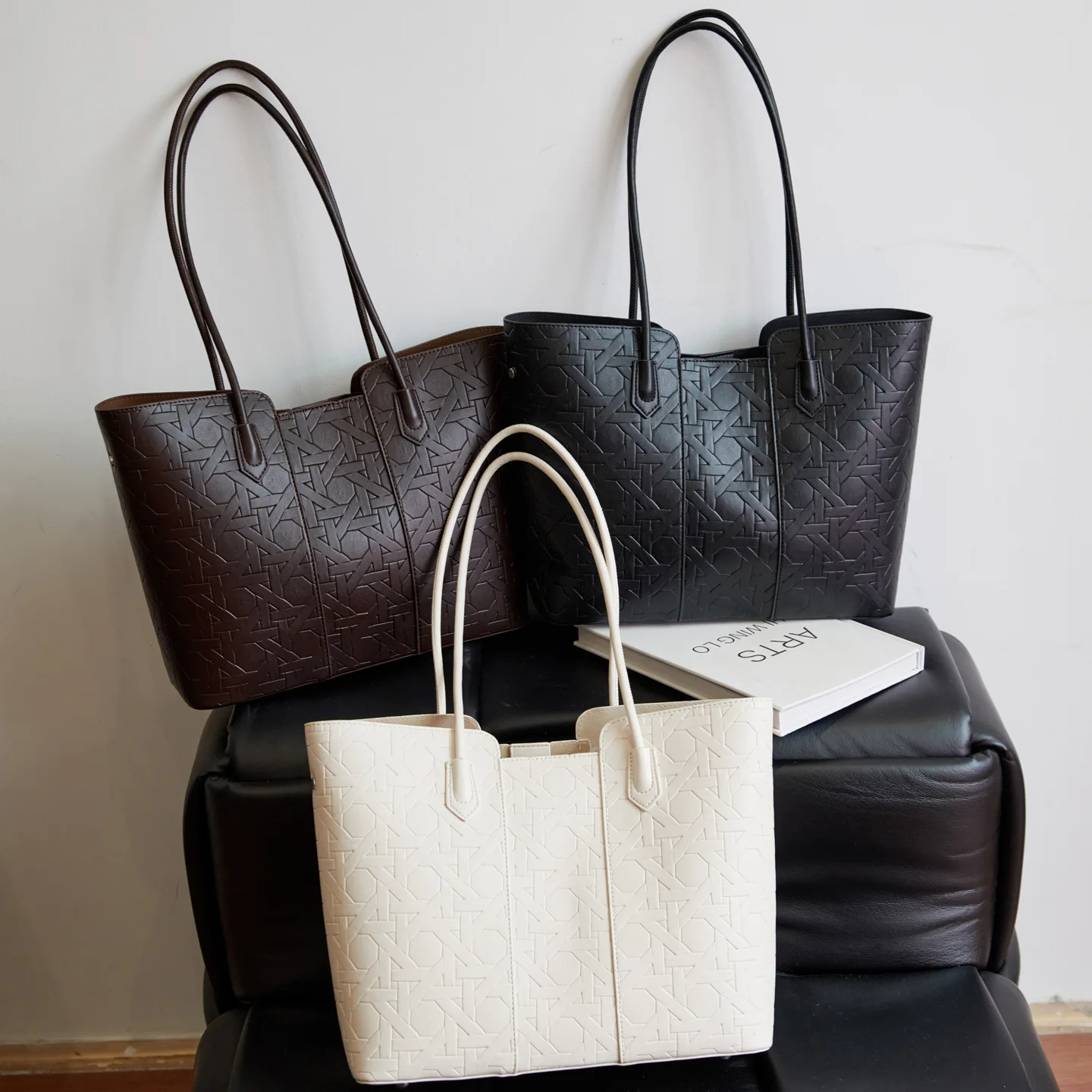 

English: European American Style Luxury Tote Bag for Women Simple Large Capacity Elegant Daily Commute Shoulder Handbag