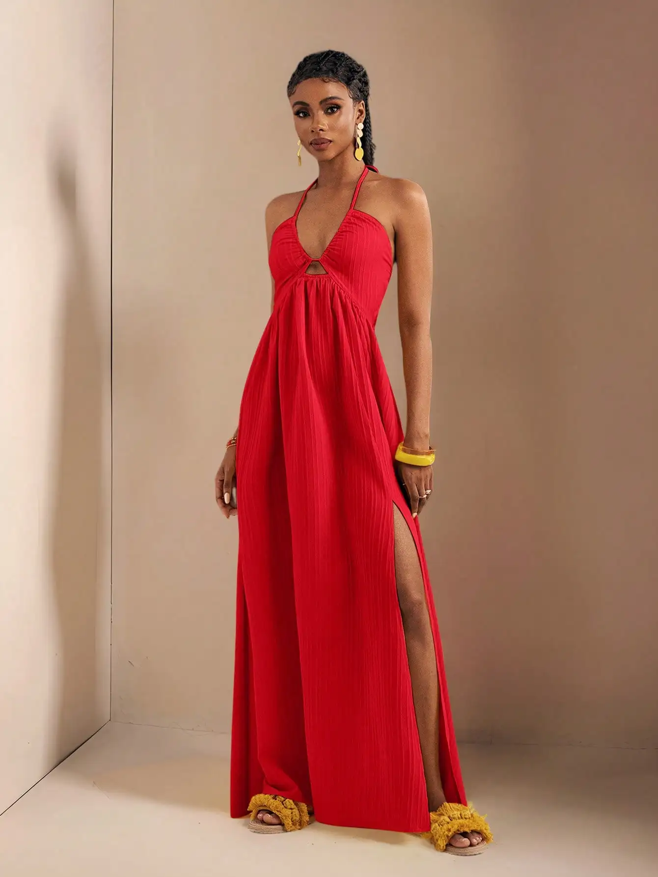 Abito lungo rosso con scollo all'americana con spacco sul davanti e dettagli ritagliati, abito scampanato estivo da spiaggia per le donne