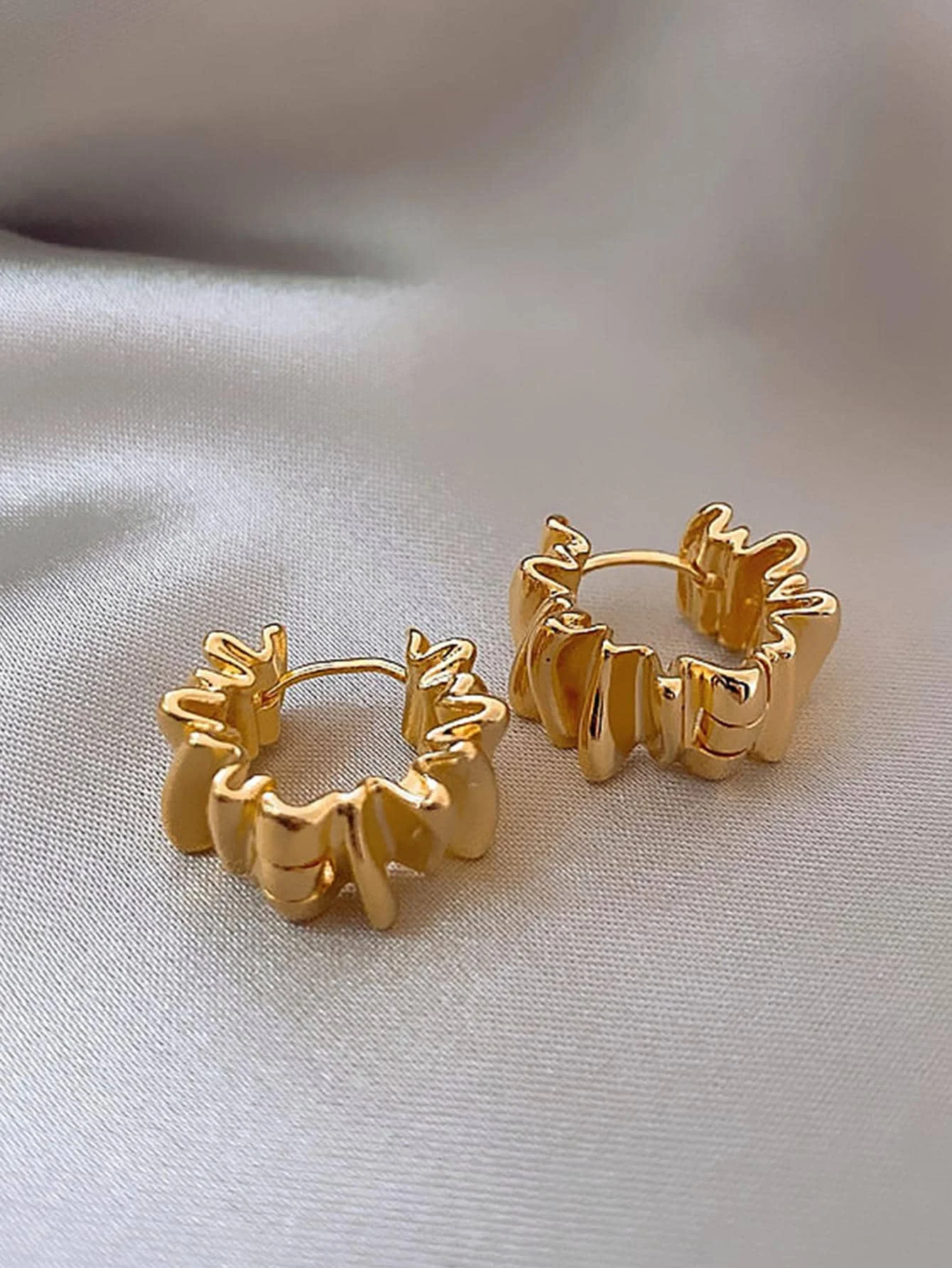 

Серьги-кольца с рюшами золотистого цвета для женщин - модный ювелирный подарок