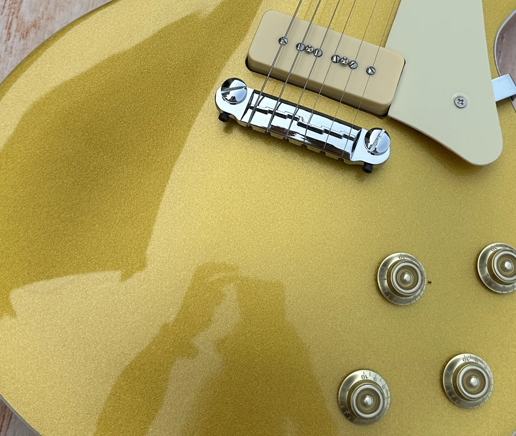 Standard electric guitar,  golden,  p90 pickup,signature guard, in stock, lightning package