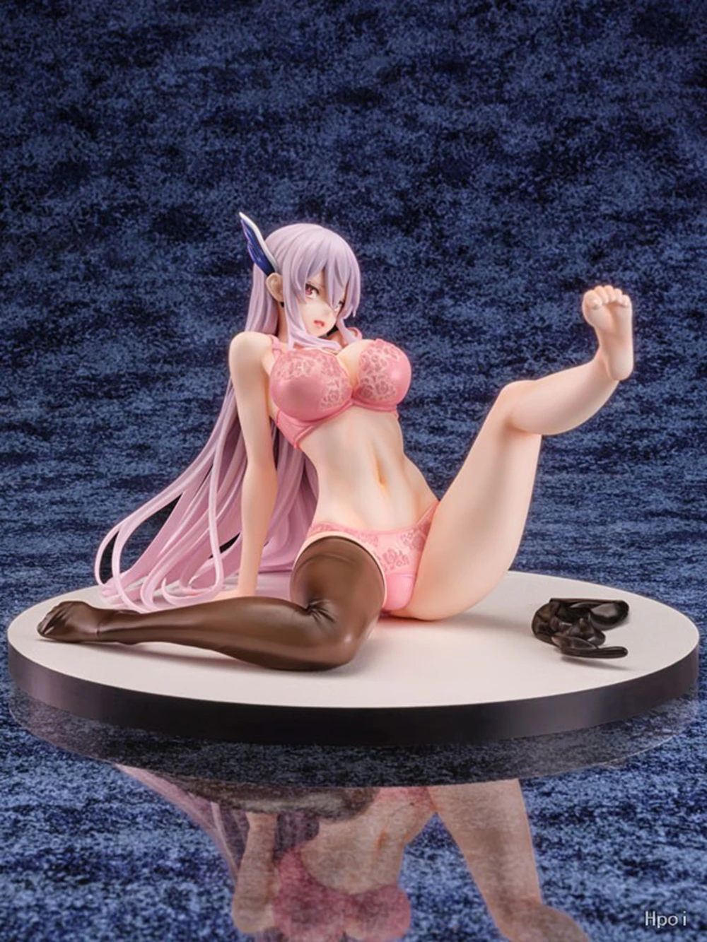 13CM Anime łańcuchowana figurka żołnierza humanoidalna lalka strój kąpielowy ozdoba zabawki modele zbieraj trzymając kwiaty pcv