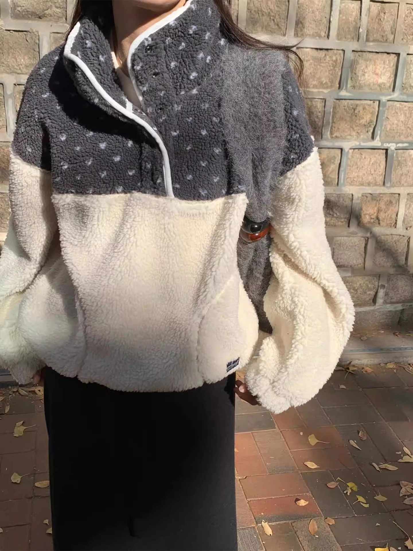 

Новая женская теплая хлопковая куртка с капюшоном, на подкладке из овечьей шерсти, с эффектом омоложения, свободного кроя, с длинными рукавами, в стиле пэчворк, с воротником-стойкой, зимняя