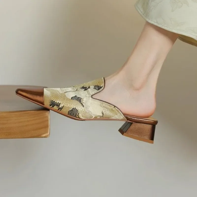أحذية نسائية ماركة 2025 بمقدمة مغلقة شباشب نسائية موضة الطباعة اليومية الصيف التطريز أفضل بائع عالية الكعب zapatos Mujer