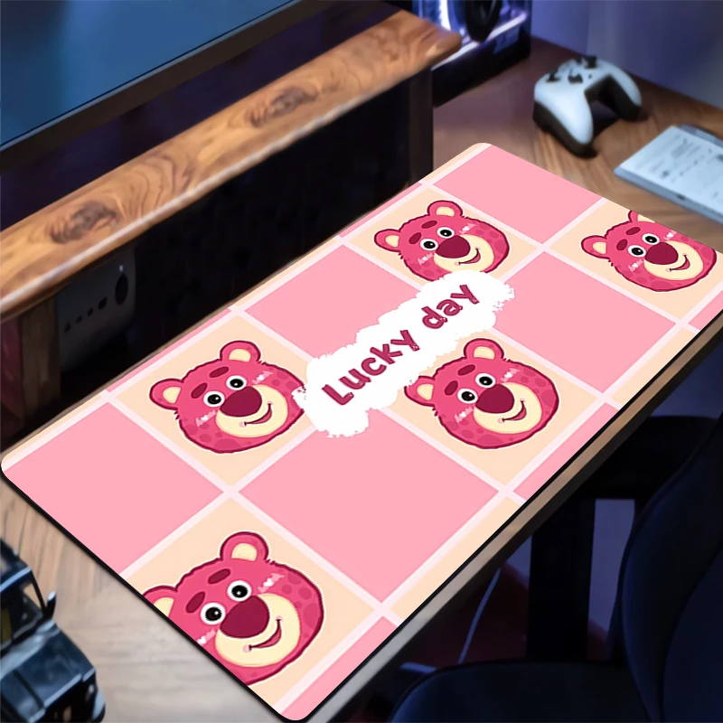 แผ่นรองเมาส์ดิสนีย์ภาพยนตร์สตรอเบอร์รี่แบร์หลายขนาดแผ่นรองคีย์บอร์ดสำหรับเกมเมอร์แผ่นรองเมาส์แบบขยายสำหรับสำนักงานพีซีแผ่นรองเมาส์สำหรับเล่นเกม