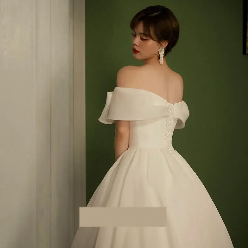robe-de-mariee-legere-en-satin-asymetrique-epaule-denudee-simple-et-douce-avec-un-nœud-pour-montrer-du-poids-robe-de-soiree-de-banquet-d'hote-personnalisee