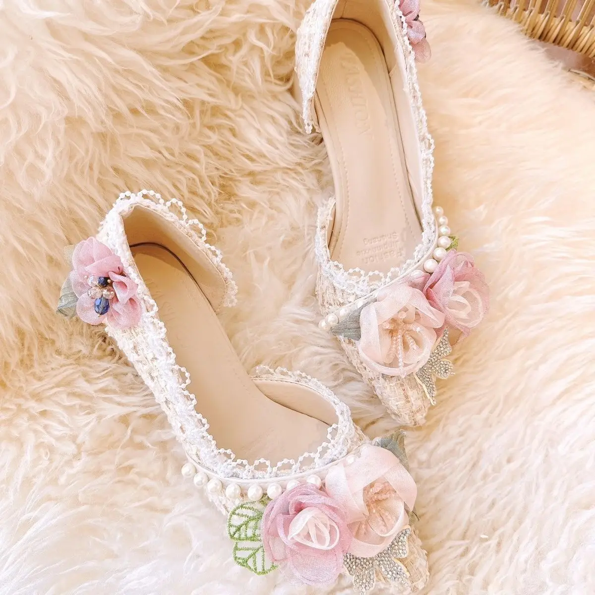 

Fairy Ladies Chunky High Heels Women Dress Shoes Handmade 3D Floral Pearls Beaded Rhinestones Pointy Toe Slip On Pumps