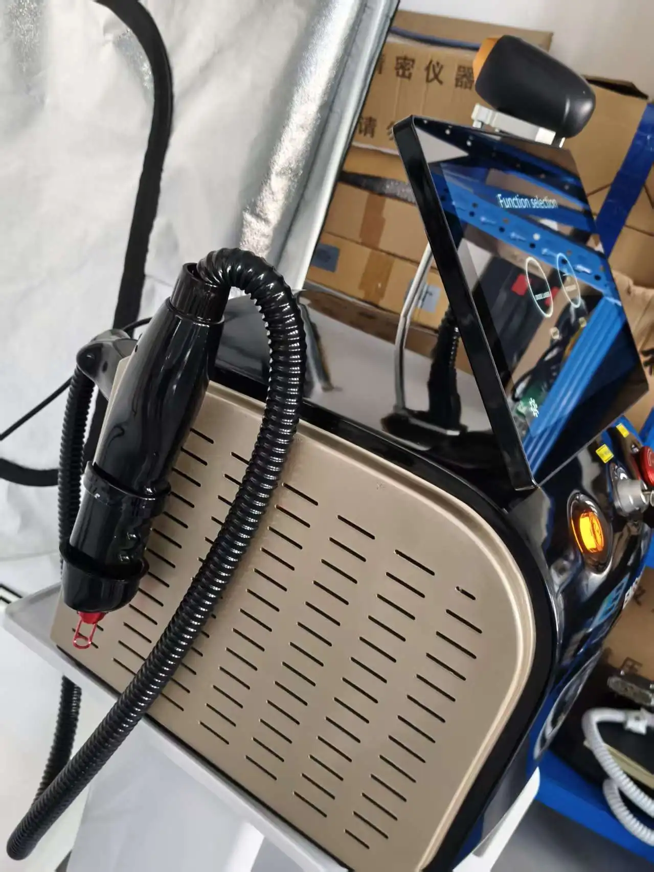 

Портативный диодный лазер с тремя длинами волн 808nm755nm1064nm для постоянной эпиляции, охлаждающий безболезненный лазерный аппарат для удаления волос