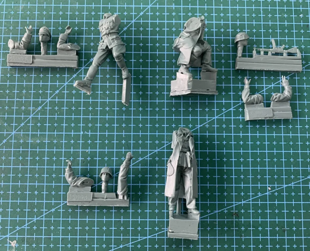 

1/35 Scale Resin Figure Model Kits Historical Hobby Miniature Garage Kit Officers and Soldiers Unassembled and Unpainted
