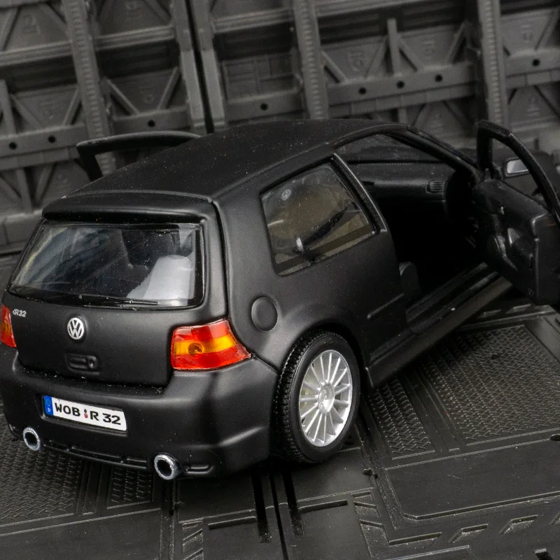 Maisto 1:24 Volkswagen Golf R32 aleación sedán modelo coche adorno estático colección regalo puerta y capó del motor se puede abrir