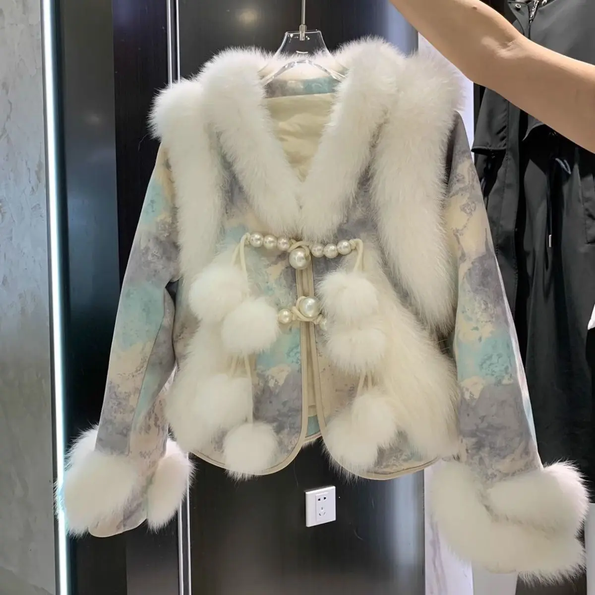 

Winter Woman Imitation Fox Fur Fur Coat Plus Cotton Retro Pearl Buttons Faux Mink Fur Bomber Jacket Hair Ball Decors Furry Parka