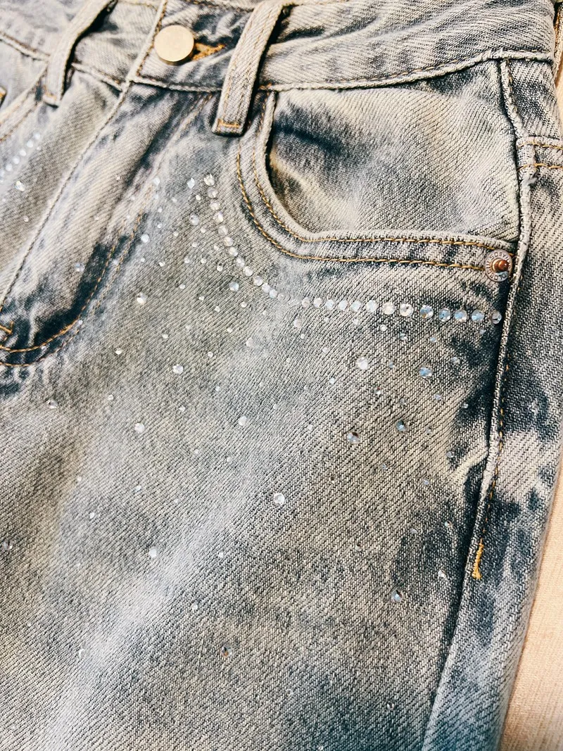 กางเกงยีนส์เดนิมเอวสูงทรงตรงสไตล์เรโทร แต่งเพชร สีน้ำเงินฟอก สำหรับผู้หญิง คอลเลคชั่นใหม่ ฤดูใบไม้ผลิ 2024