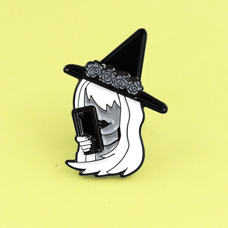 Брошь-в-виде-ведьмы-из-белых-волос-с-ручной-связью