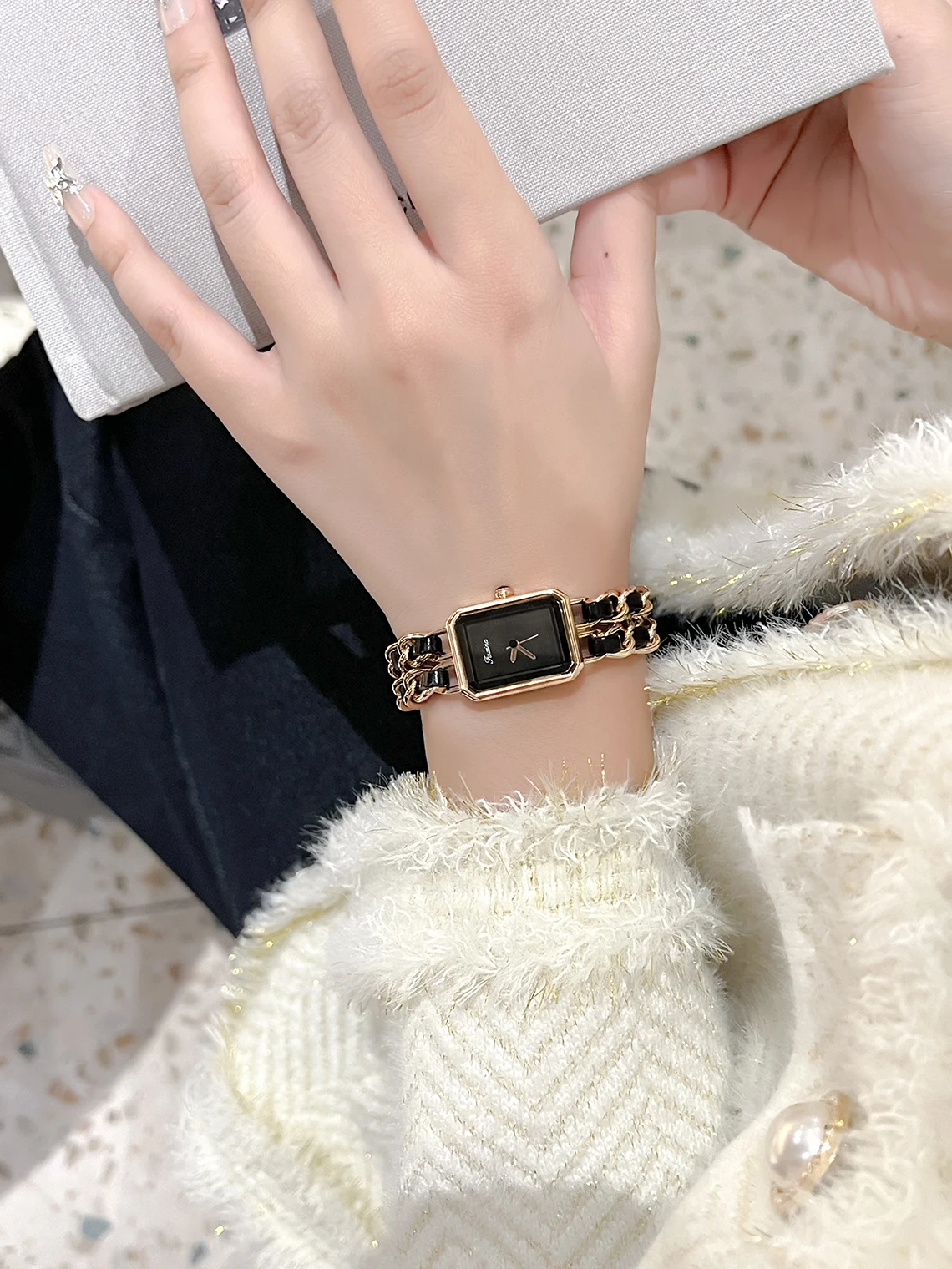 لوحة سوداء اللون مكتب سيدة يرتديها يومياً للبلدان اليابانية وآسيوية