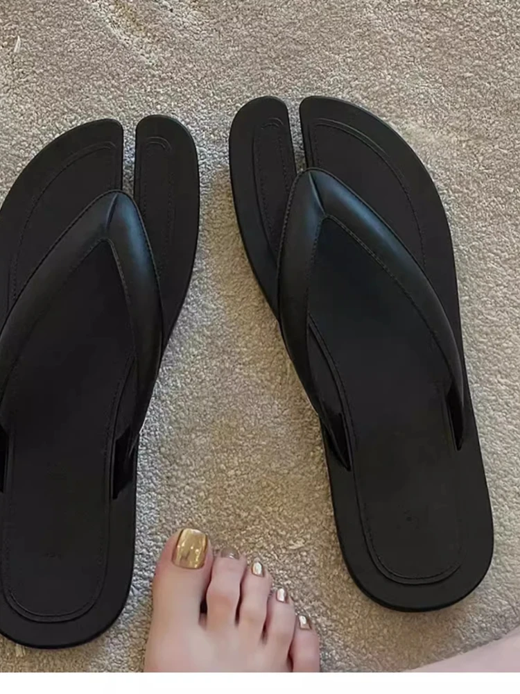 2025 split toe shoes, herringbone flat slippers, summer clip toe pig trotter slippers, beach shoes that can tread wet water