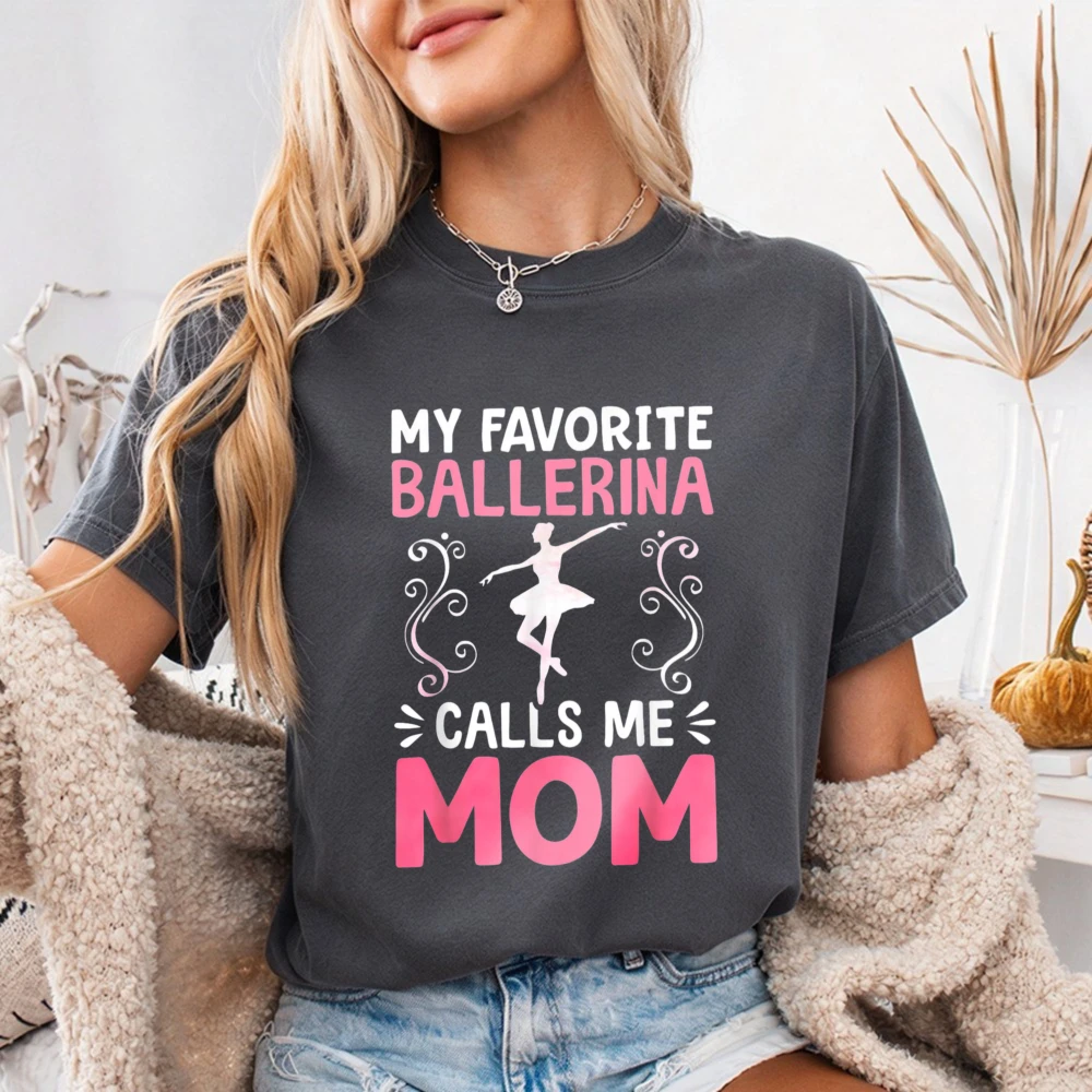 Mi bailarina favorita me llama mamá. Camiseta para mamá bailarina. Camiseta de algodón para mamá bailarina. Camiseta para apoyar al ballet. Camisetas informales.