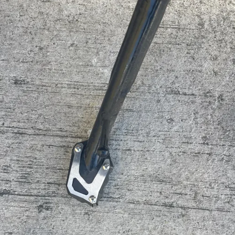 스즈키 V-Strom 1050 800DE VSTROM 1050XT 2023 2024 2025 2026 킥스탠드 풋 사이드 스탠드 확장 지지판 패드