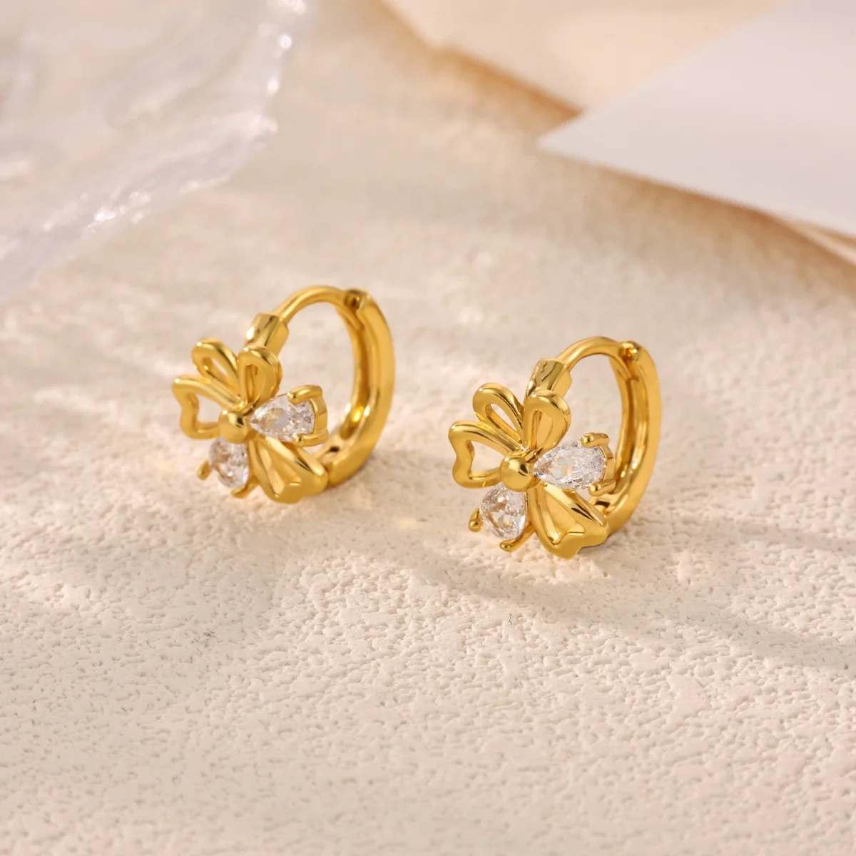 Goldfarbene Kupfer-Blumen-Huggie-Creolen für Damen, mit klaren Zirkonia-Steinen, hohlen Blütenblättern, zarter Blumen-Ohrringe, Hochzeitsschmuck, Geschenk – Detail 7