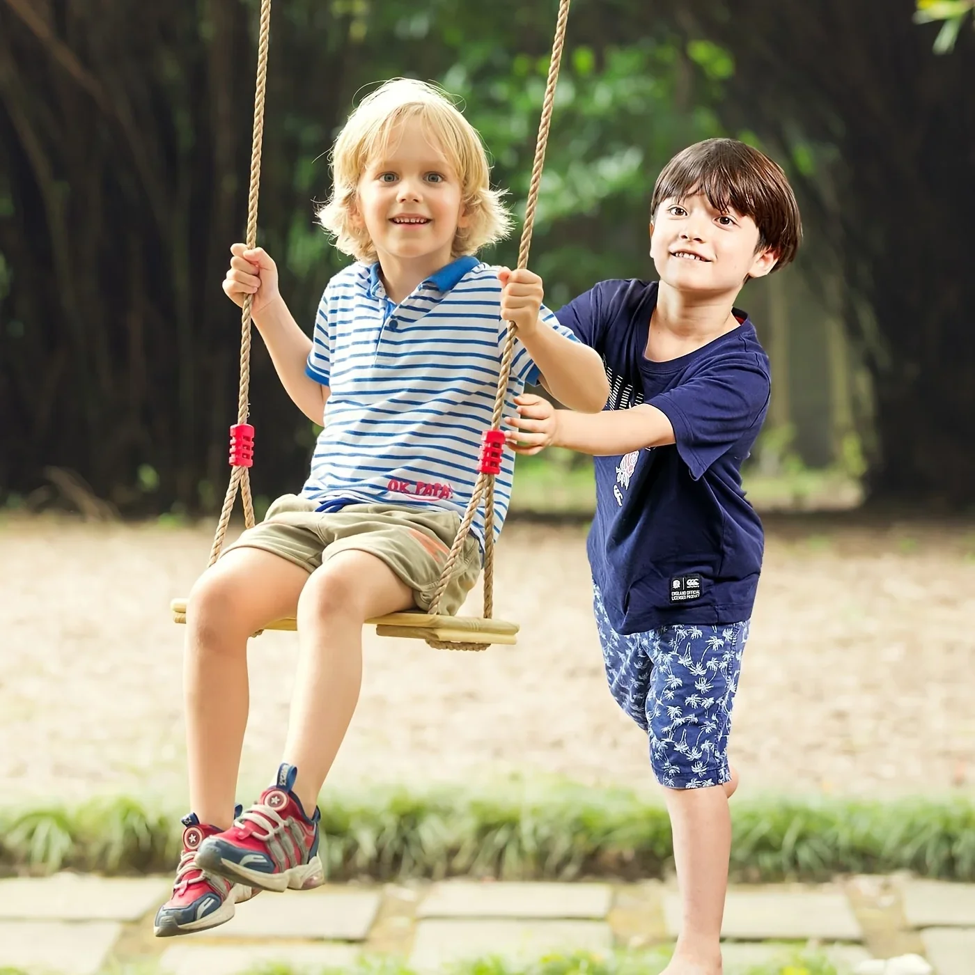 أرجوحة خارجية 1 مقعد خشبي قوي قابل للتعديل، حبال مطاطية حمراء تناسب الشباب والكبار في الفناء الخلفي/الحديقة للاستخدام الترفيهي