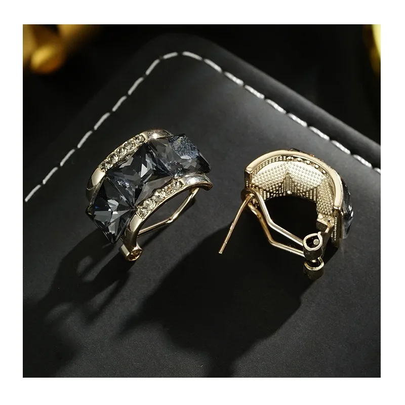 

Niche Personality Design Sense Exquisite Fashion Light Luxury Retro Black Square Diamond Stud Earrings