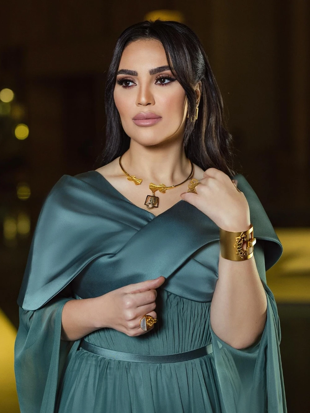 ชุดราตรีสไตล์อียิปต์โบราณสีเขียวอมฟ้า แขนเคป จับจีบ สง่างาม แบบอาหรับ พร้อมชายกระโปรงยาวแบบดราม่า สามารถสั่งตัดได้