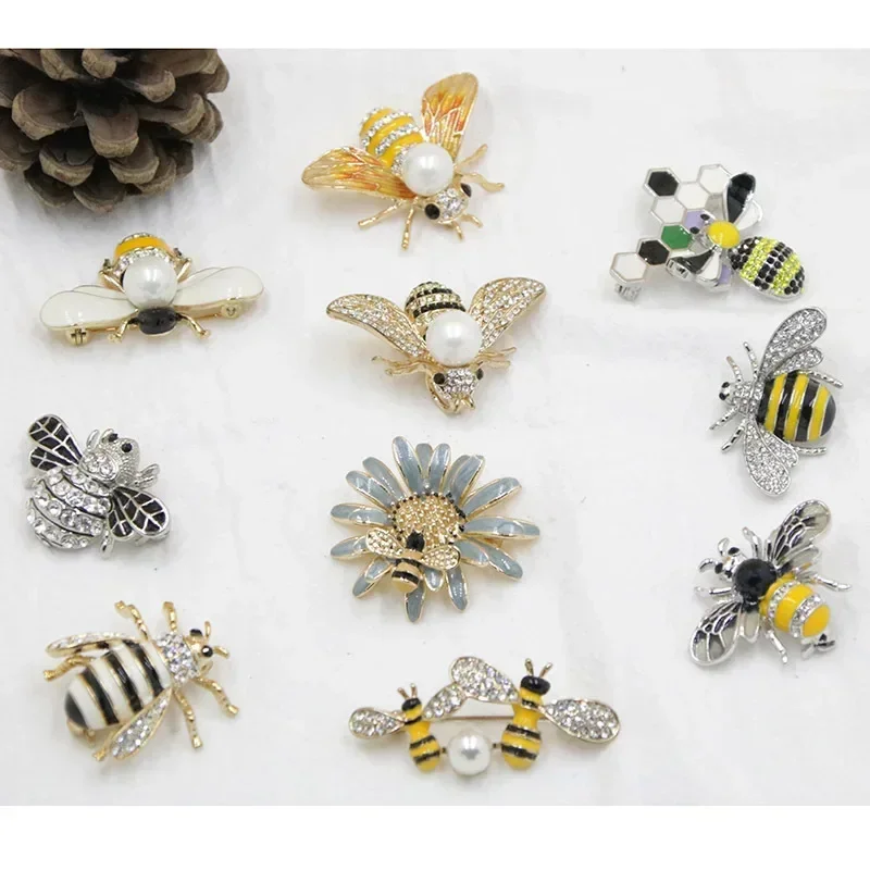 Small Enamel Women's Bee Brooch Cute Pearl Clothes Suit Cardigan Pins for Backpacks Insect Badges Rhinestones Christmas Gift