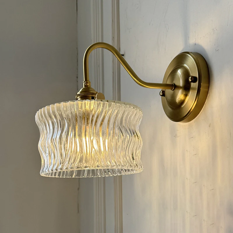 

Традиционный латунный настенный светильник в скандинавском стиле 2025 года со стеклянным абажуром, элегантный настенный светильник с выключателем для домашнего декора