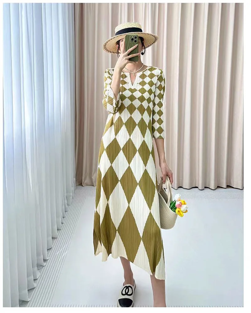 Elegant Party Dresses Woman Fashion Pleated Loose V-neck Female Autumn new Diamond Printed High-end Pleated Cropped Sleeve Dress