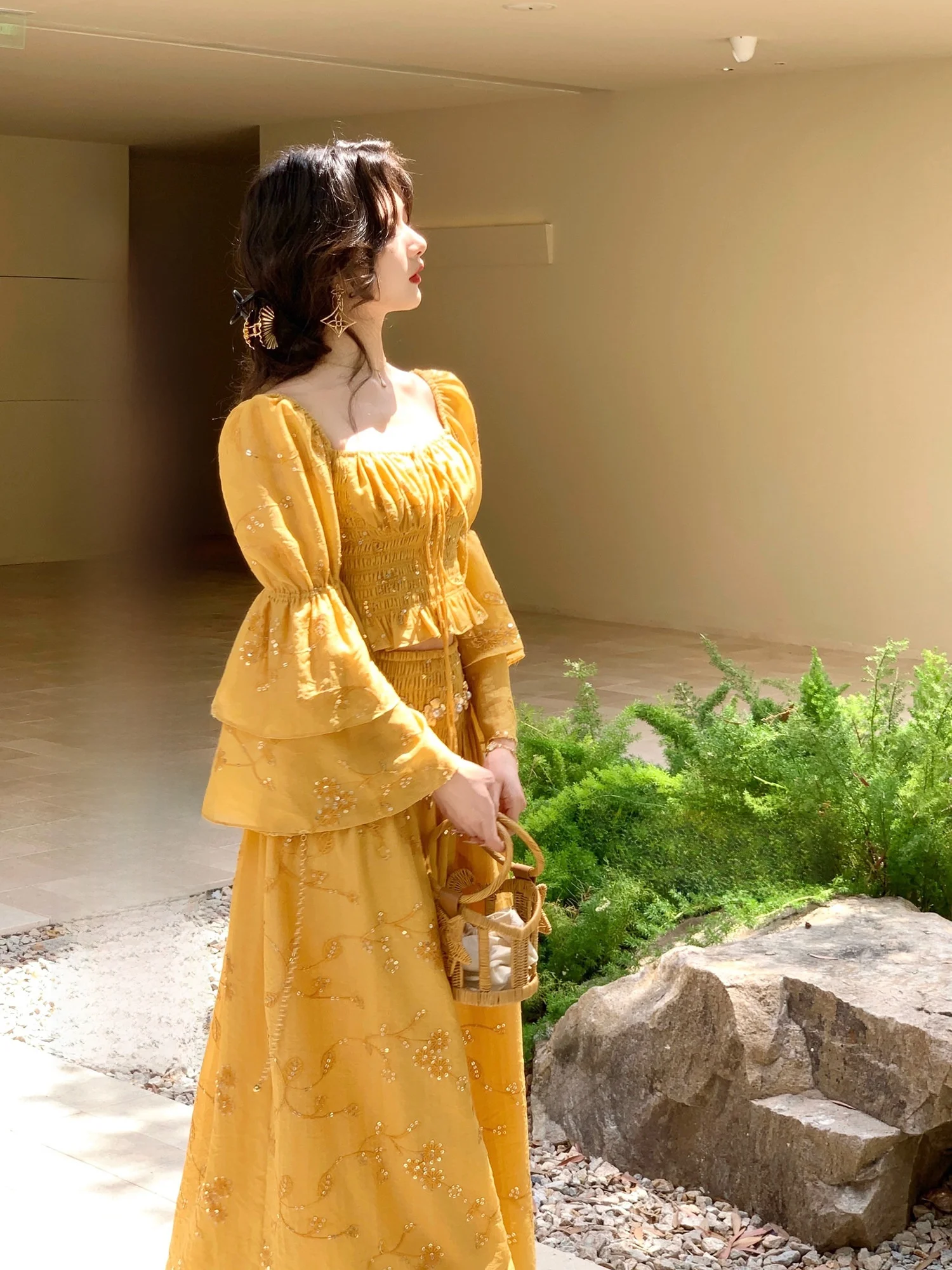 

Элегантный летний комплект для женщин: юбка и укороченная рубашка в нежном отпускном стиле, с высокой эластичностью, французский стиль, цветочный принт, высокая талия