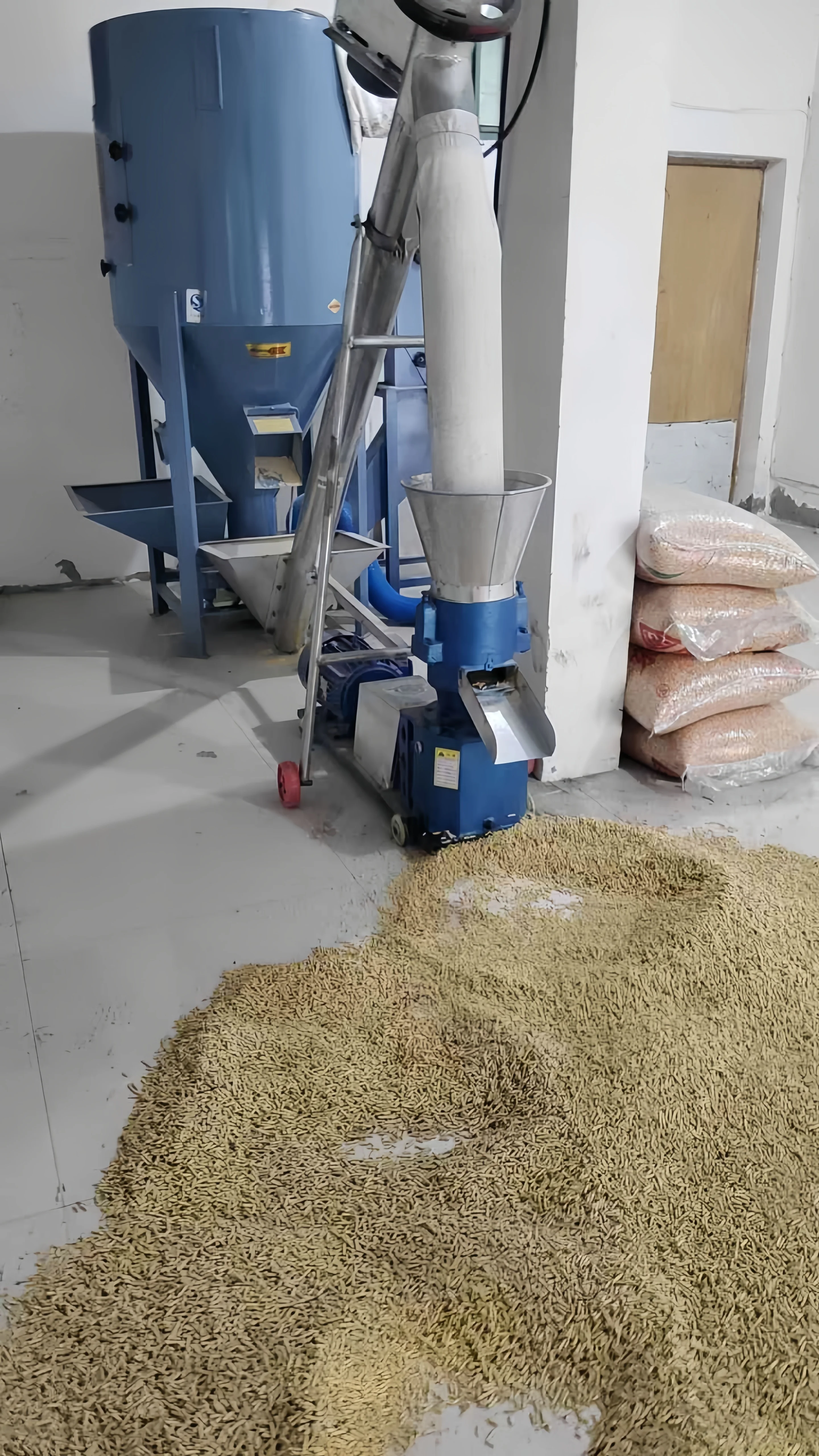 New Hot Sale Household 300kg 500kg 1000kg Vertical Dust Free Animal Feed Mixer Crusher All in One Machine for Farming