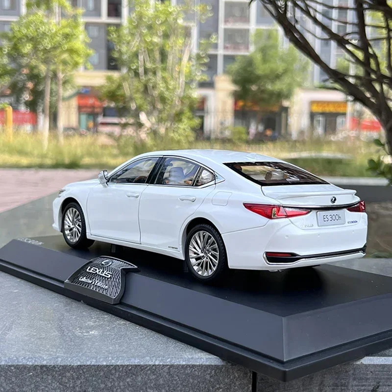 1:18 Diecast FOR LEXUS ES300H Alloy Car Model Simulation Vehicles Sports Car Collection Boy Gift Ornaments Original Box