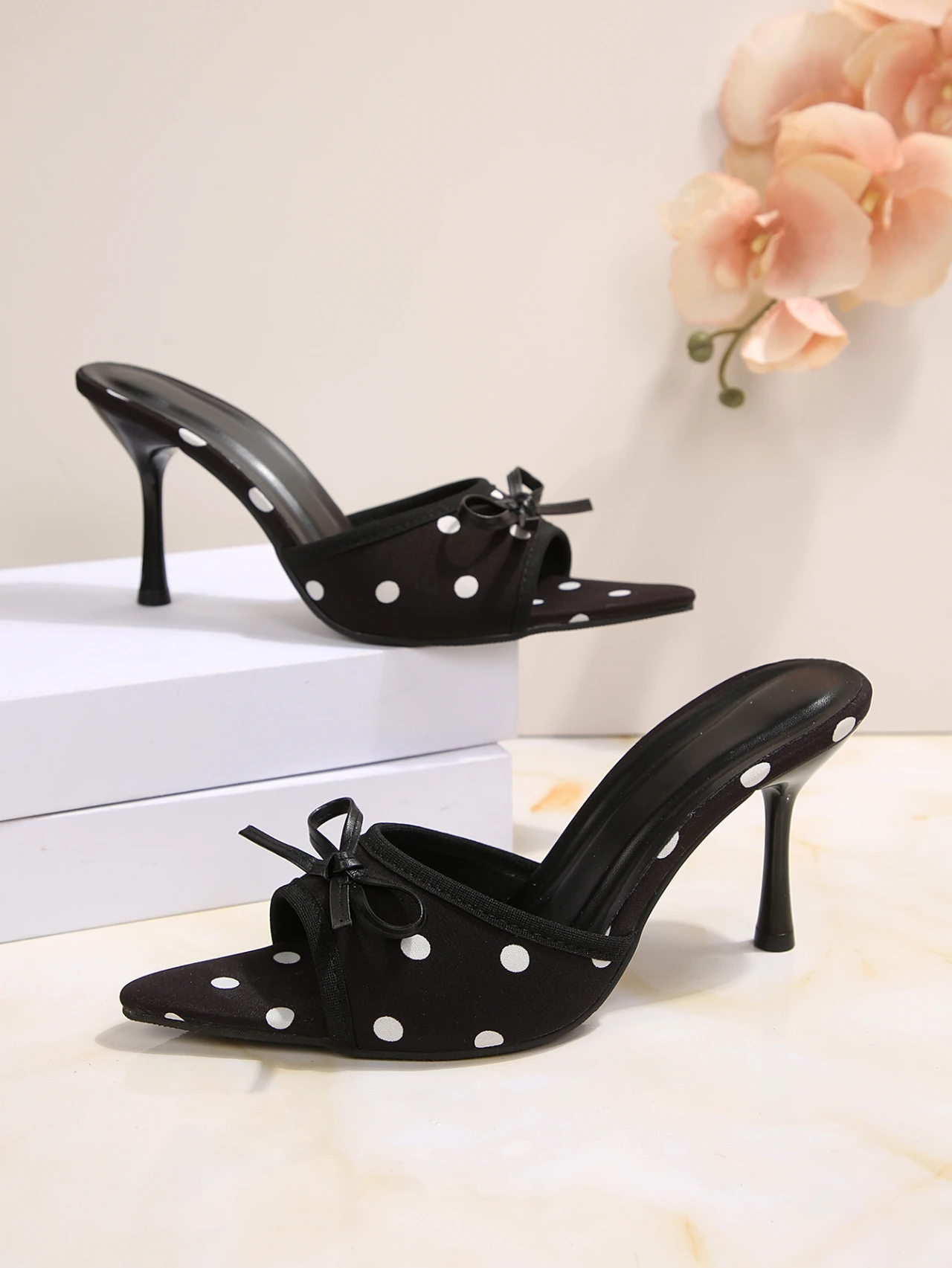 

Новые стильные женские туфли: дышащие босоножки на высоком каблуке, универсальные, простые, с бантом, на тонком каблуке, шлепанцы.