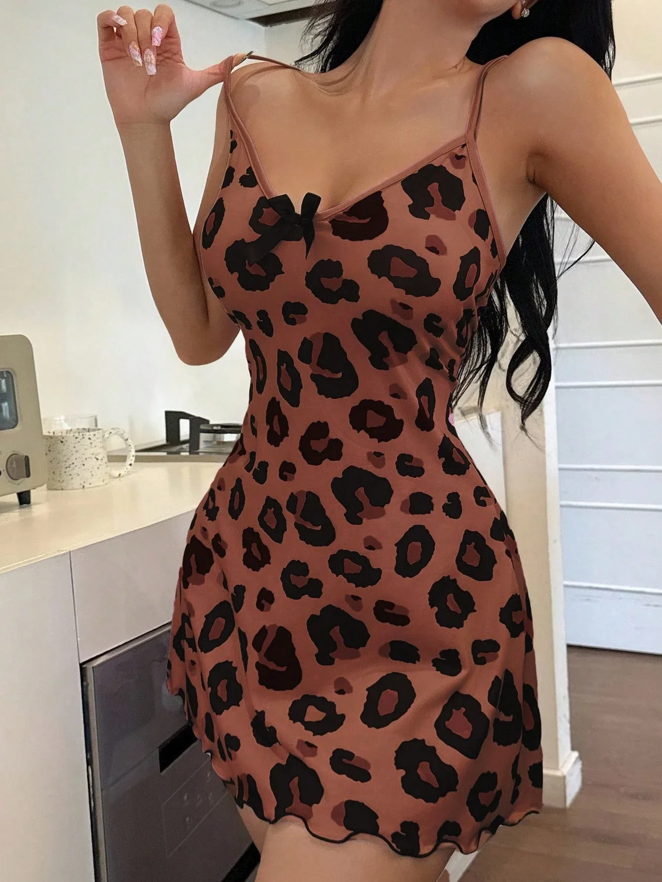 

Мини-платье с V-образным вырезом и бантом с леопардовым принтом