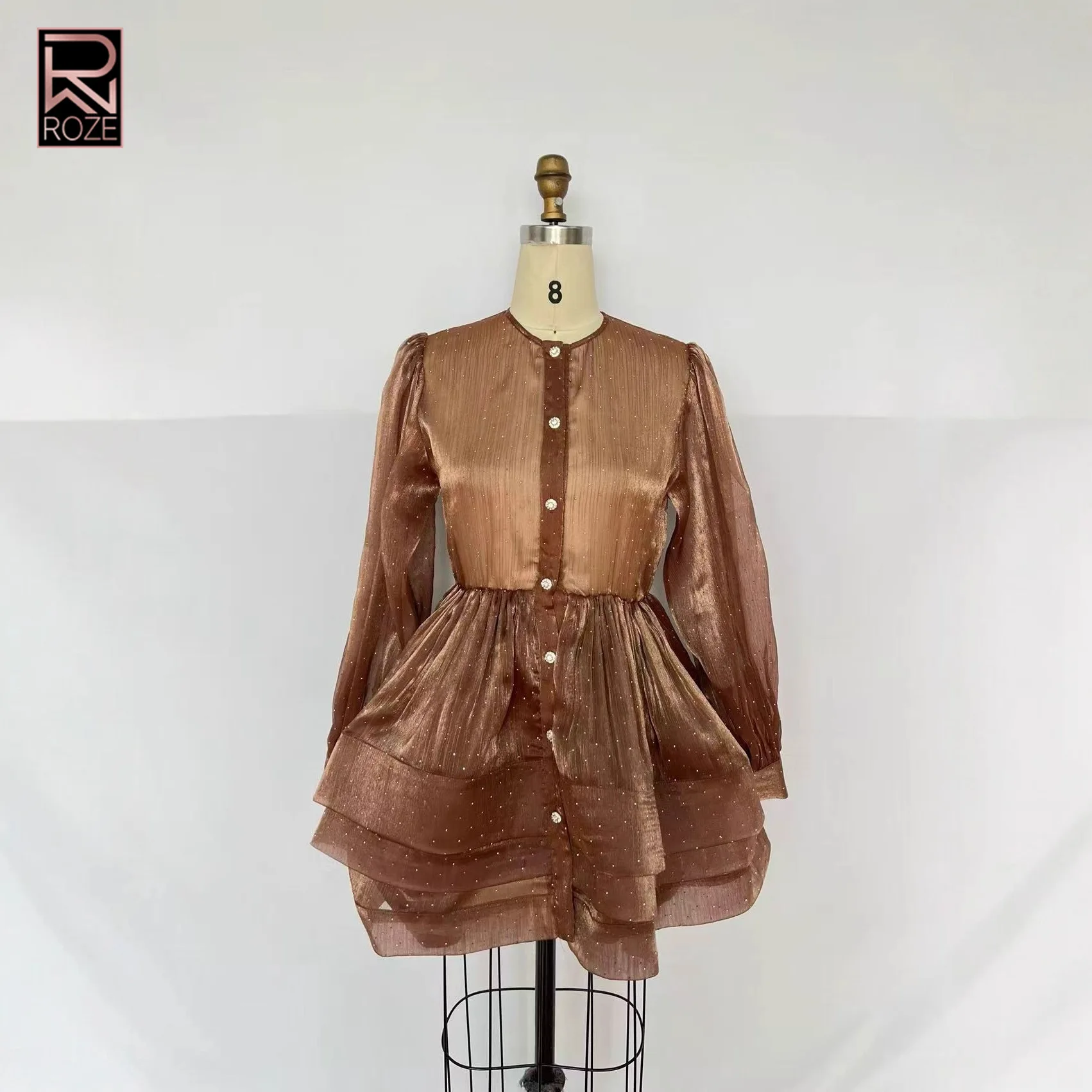 Charmante mini-robe boutonnée sur le devant avec des manches bouffantes dramatiques et une taille définie – La fête sur le jardin par excellence et la robe de printemps